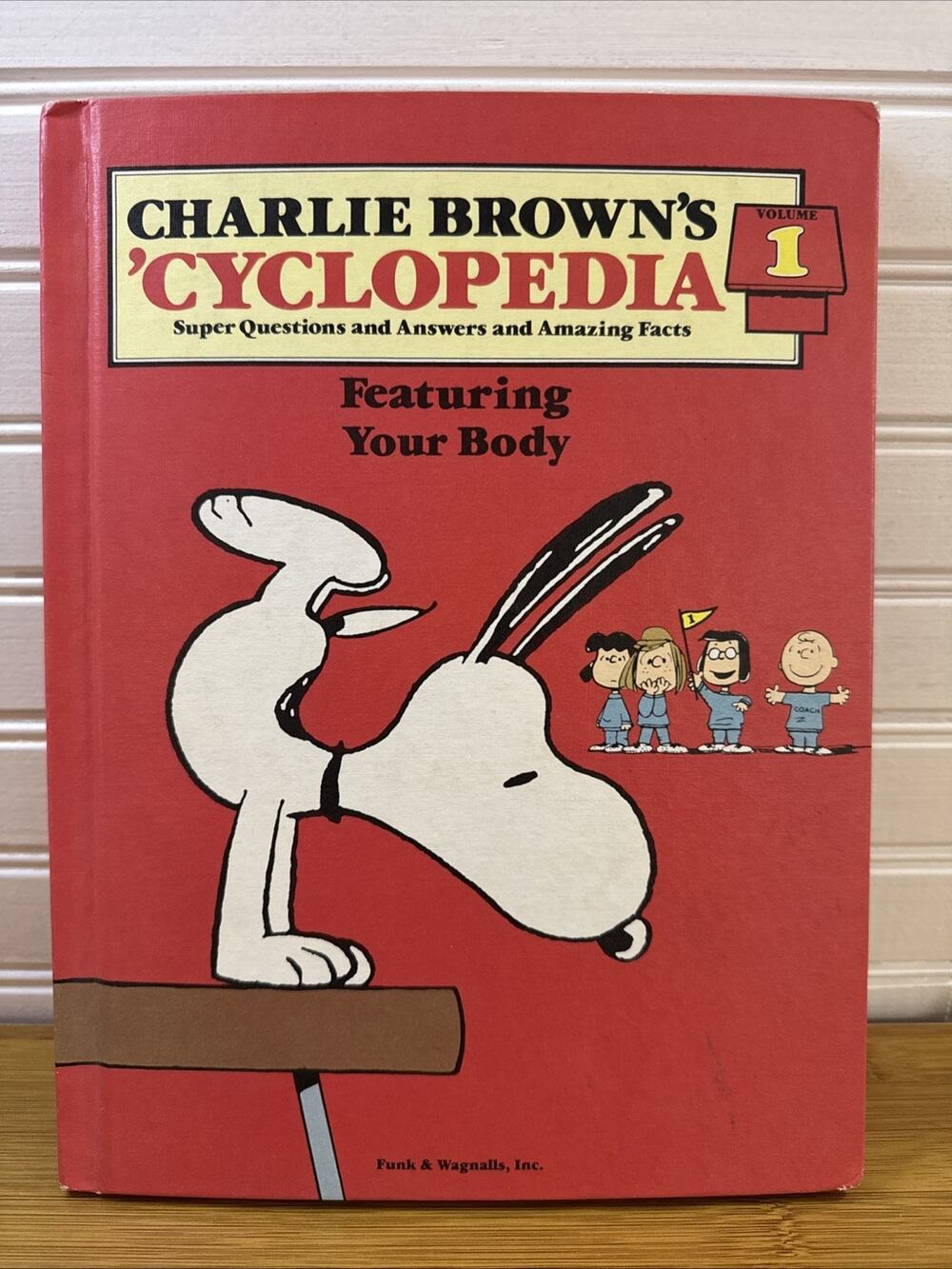 1980 Charlie Browns 'CYCLOPEDIA Vol 1 - Featuring Your Body Snoopy Peanuts Gang